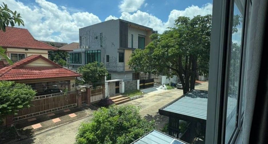 For sale 4 bedrooms house in Don Mueang, Bangkok