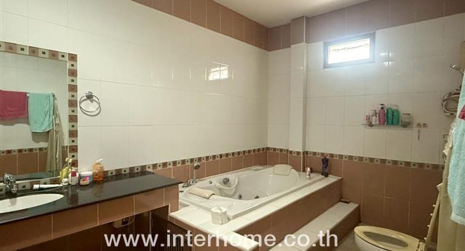 For sale 3 bedrooms house in Wang Thonglang, Bangkok