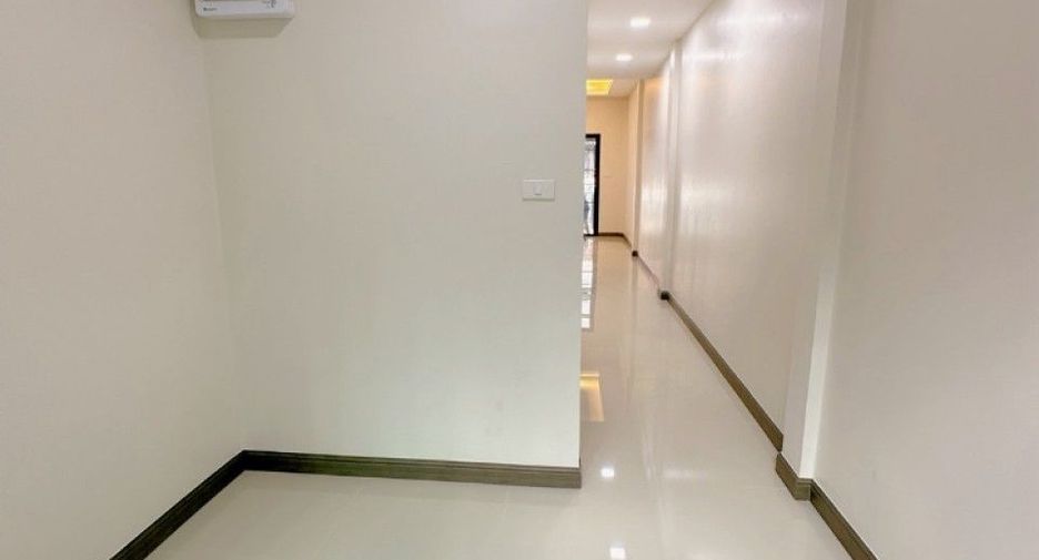 For sale 2 bedrooms townhouse in Khlong Sam Wa, Bangkok