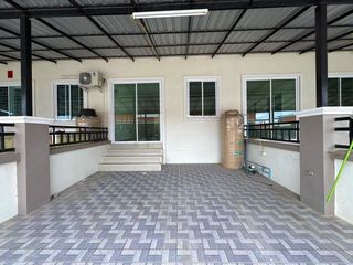 出售 2 卧室 联排别墅 在 Ban Bueng, Chon Buri