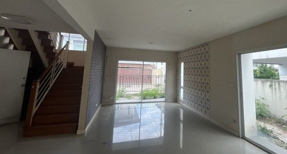 出售 3 卧室 联排别墅 在 Ban Bueng, Chon Buri