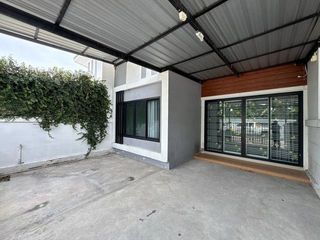 出售 2 卧室 联排别墅 在 Ban Bueng, Chon Buri