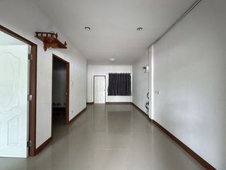 出售 2 卧室 联排别墅 在 Ban Bueng, Chon Buri