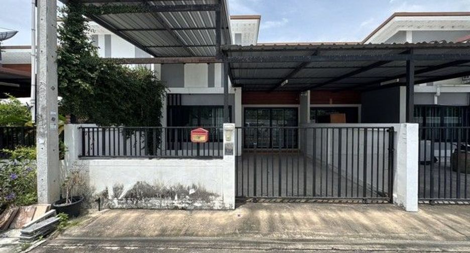 出售 2 卧室 联排别墅 在 Ban Bueng, Chon Buri