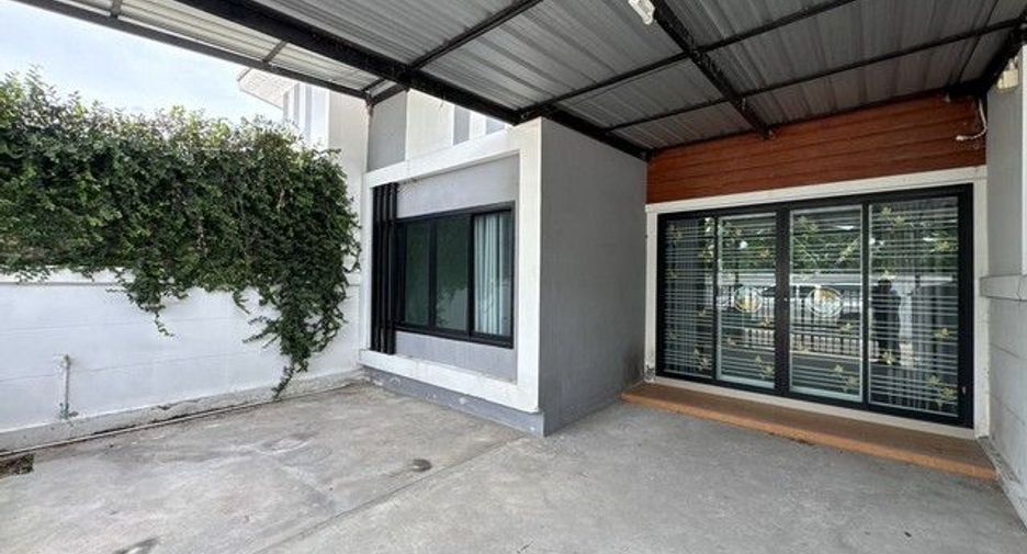 出售 2 卧室 联排别墅 在 Ban Bueng, Chon Buri
