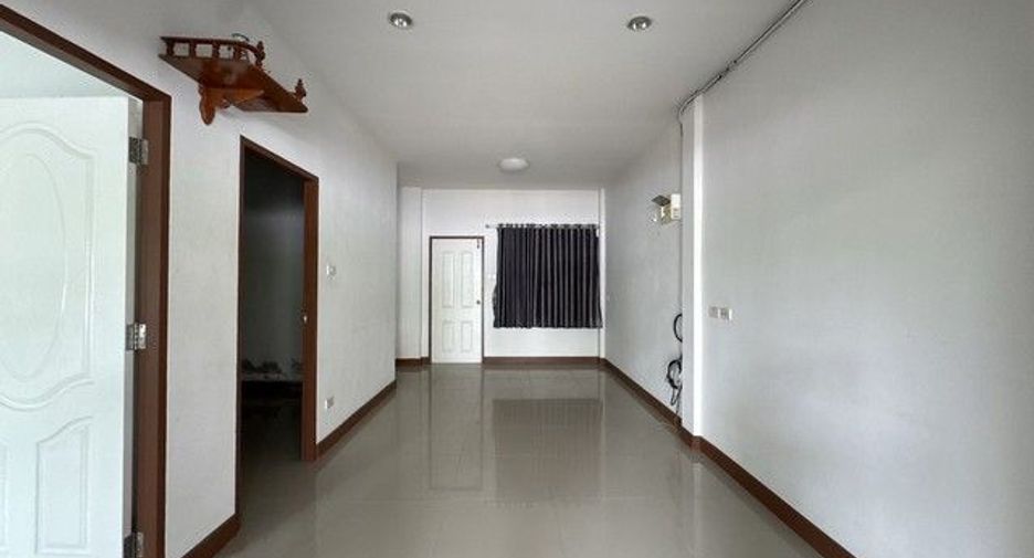 出售 2 卧室 联排别墅 在 Ban Bueng, Chon Buri