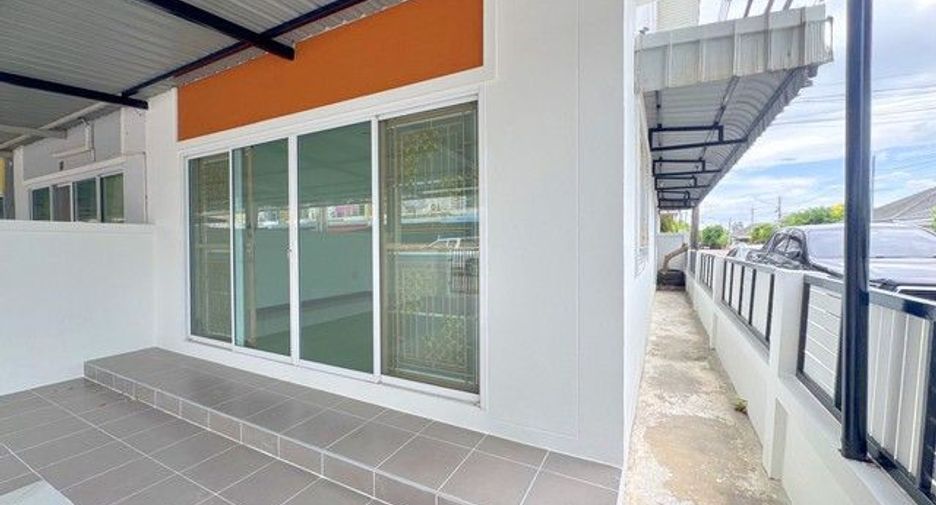 For sale 3 ベッドルーム townhouse in Phan Thong, Chonburi