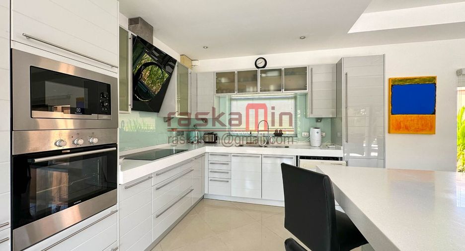 For rent 3 bedrooms villa in East Pattaya, Pattaya
