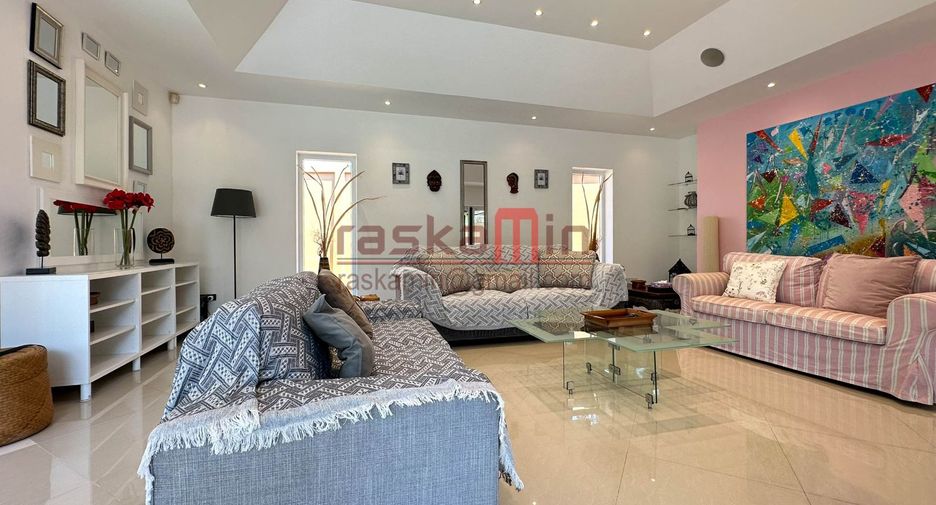 For rent 3 bedrooms villa in East Pattaya, Pattaya