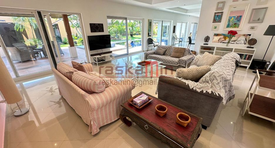 For rent 3 bedrooms villa in East Pattaya, Pattaya