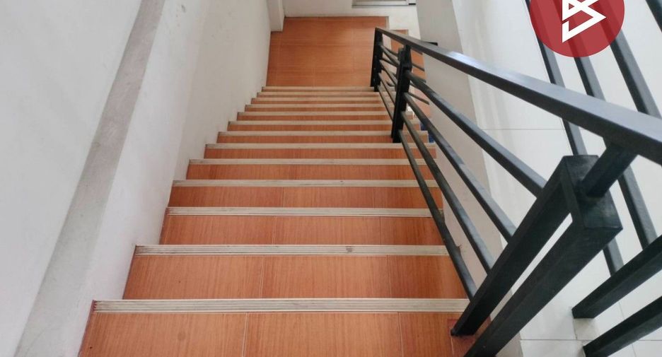 À vendre 5 chambres local commercial à Si Racha, Chonburi