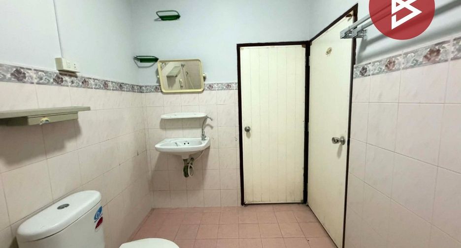 For sale 4 bedrooms townhouse in Mueang Nakhon Pathom, Nakhon Pathom