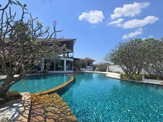 Casa en venta de 4 habitaciones en Si Racha, Chonburi