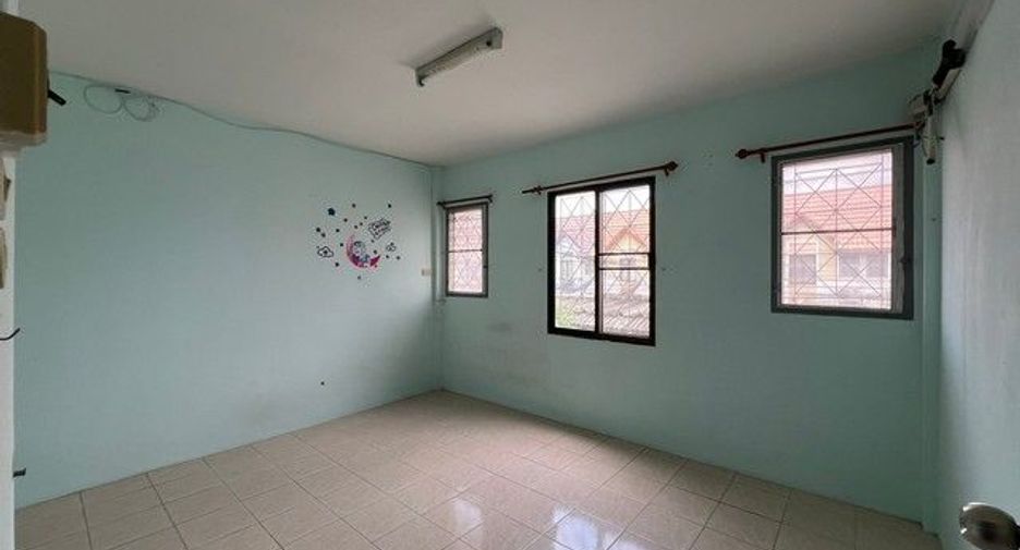 出售 2 卧室 联排别墅 在 Ban Bueng, Chon Buri