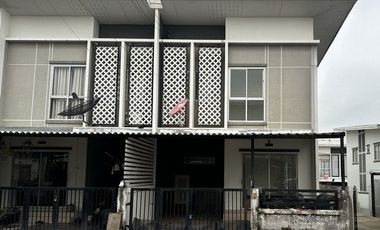À vendre 2 chambres maison de ville à Phan Thong, Chonburi