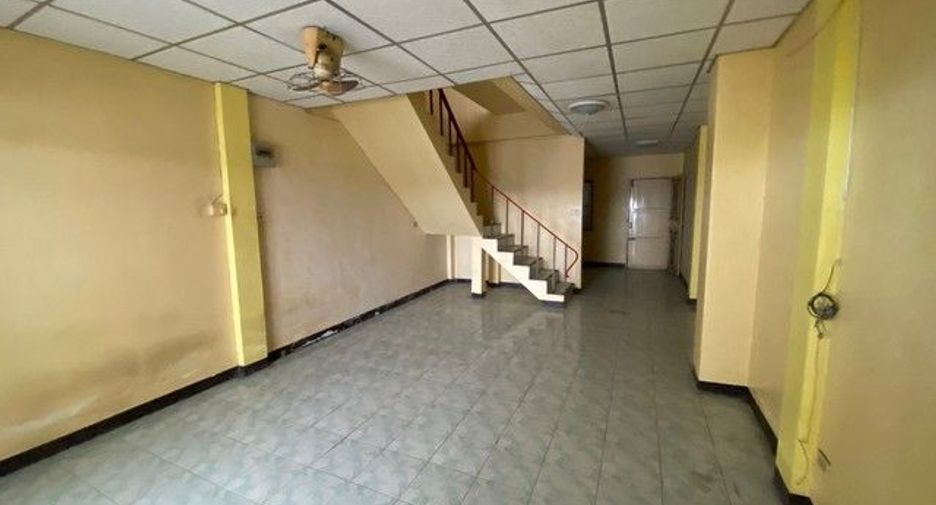 Продажа 3 спальни таунхаус в Ban Bueng, Чонбури