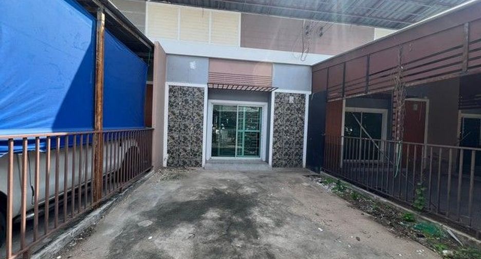 À vendre 2 chambres maison de ville à Ban Bueng, Chonburi