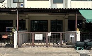Casa adosada en venta de 3 habitaciones en Bang Sao Thong, Samut Prakan