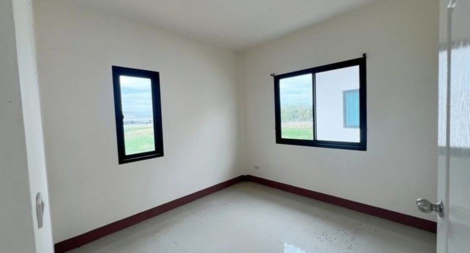 À vendre 3 chambres maison de ville à Ban Bueng, Chonburi