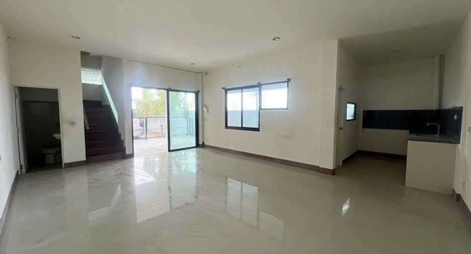 À vendre 3 chambres maison de ville à Ban Bueng, Chonburi