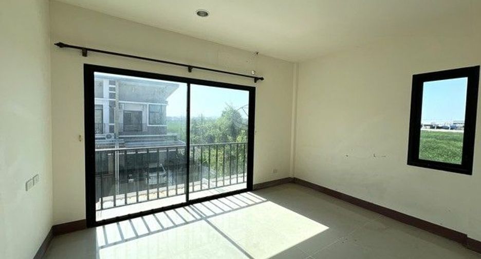 À vendre 3 chambres maison de ville à Ban Bueng, Chonburi