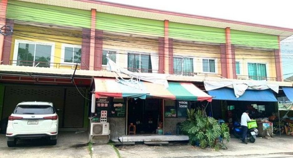 À vendre 3 chambres local commercial à Ban Bueng, Chonburi