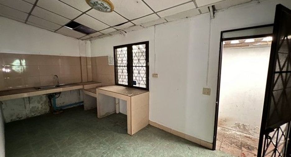 For sale 3 bedrooms townhouse in Ban Bueng, Chonburi