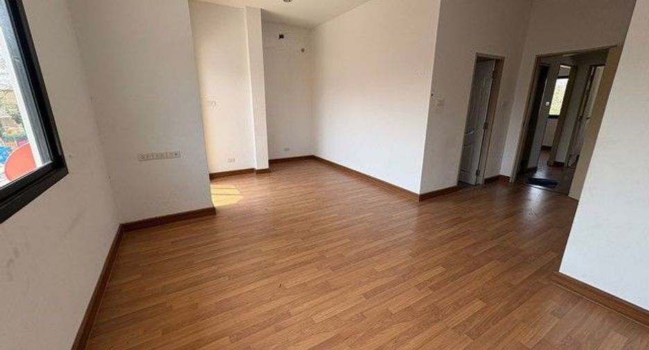 Продажа 3 спальни дом в Ban Bueng, Чонбури