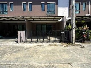 For sale 3 bedrooms townhouse in Ban Bueng, Chonburi