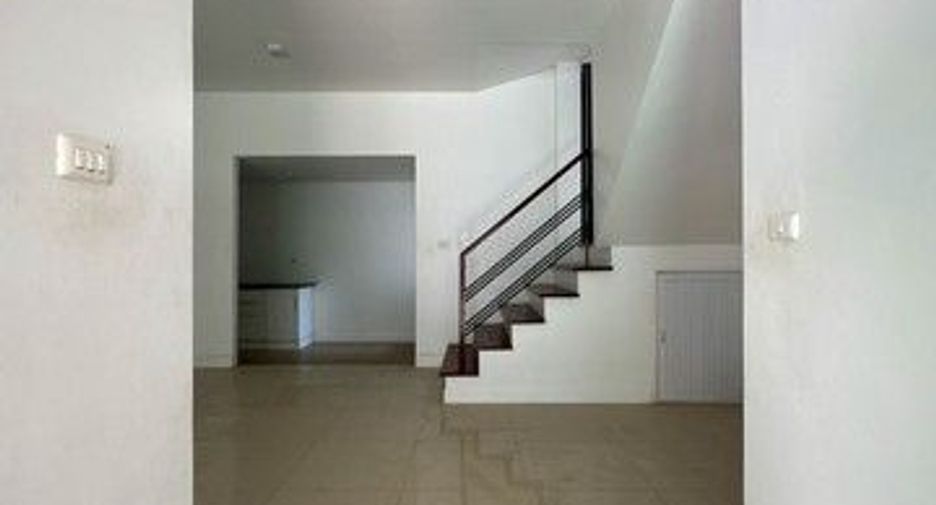 For sale 3 bedrooms townhouse in Ban Bueng, Chonburi