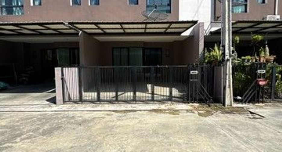 For sale 3 bedrooms townhouse in Ban Bueng, Chonburi