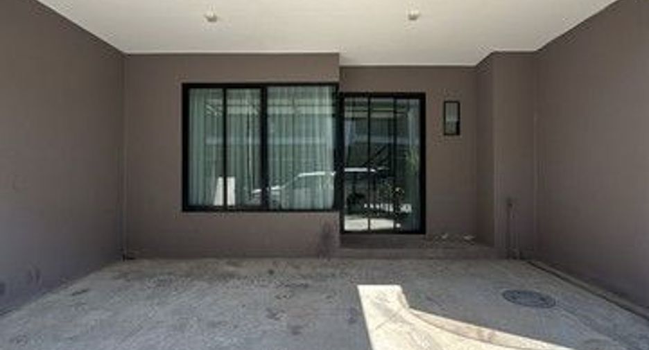 For sale 3 bedrooms townhouse in Ban Bueng, Chonburi