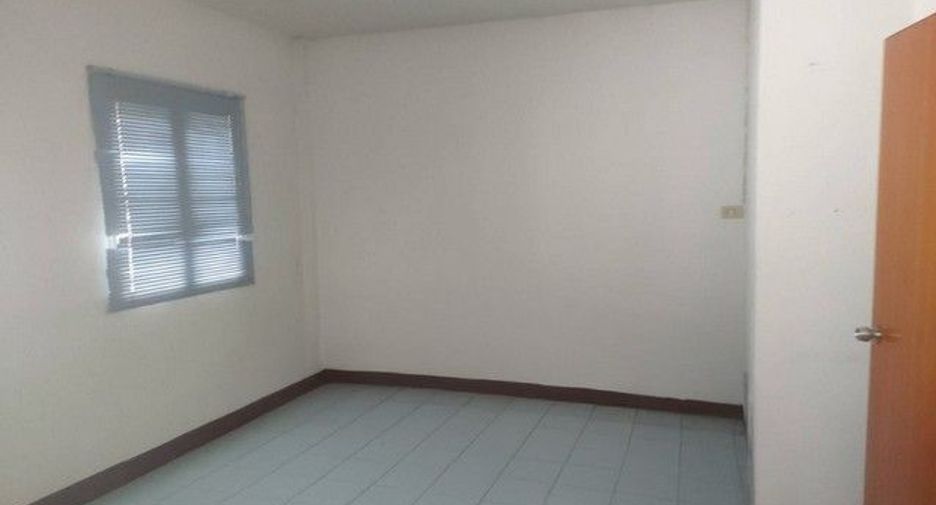À vendre 3 chambres maison de ville à Ban Bueng, Chonburi