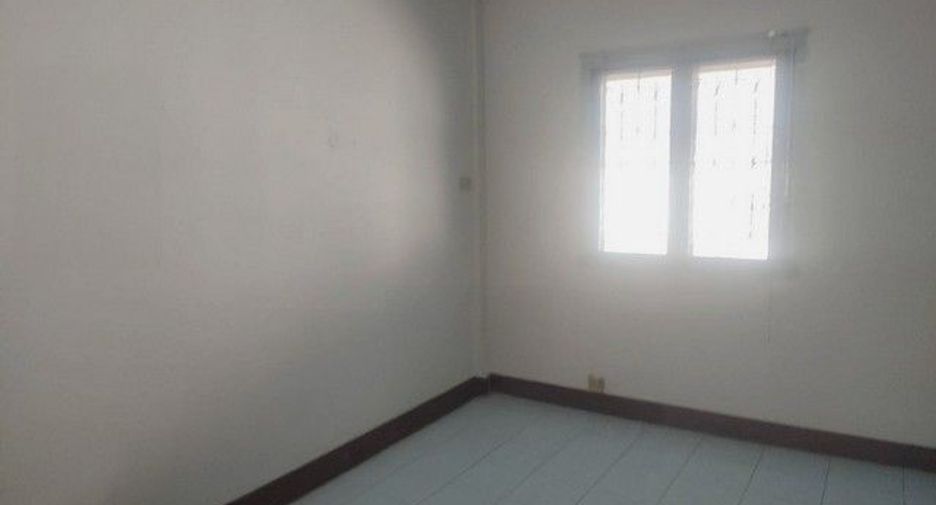 À vendre 3 chambres maison de ville à Ban Bueng, Chonburi