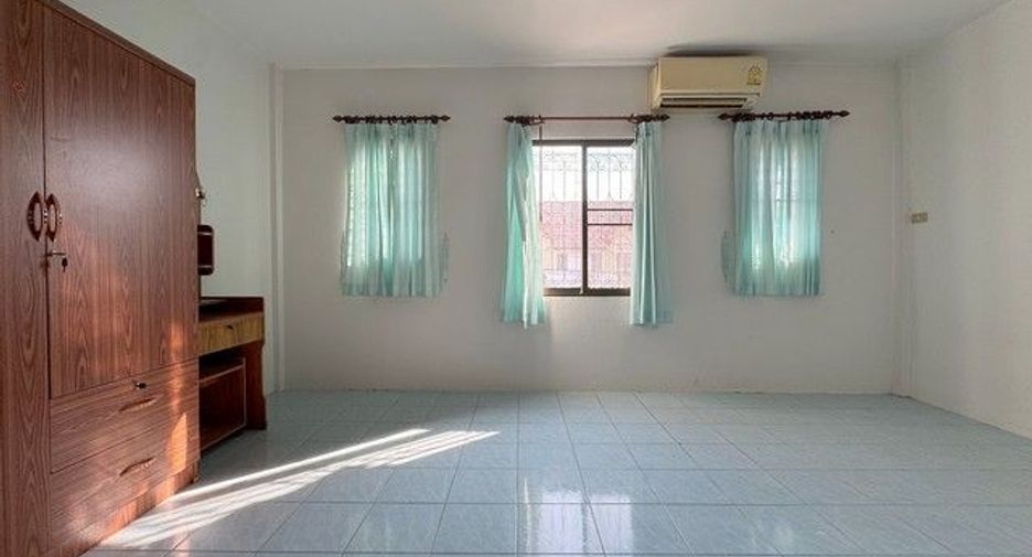 À vendre 3 chambres maison de ville à Ban Bueng, Chonburi