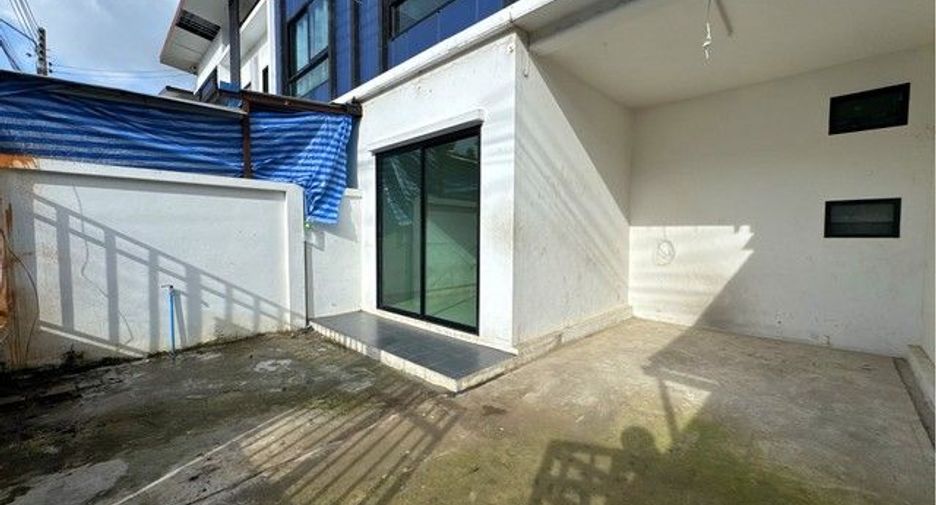 For sale 3 bedrooms townhouse in Ban Bueng, Chonburi