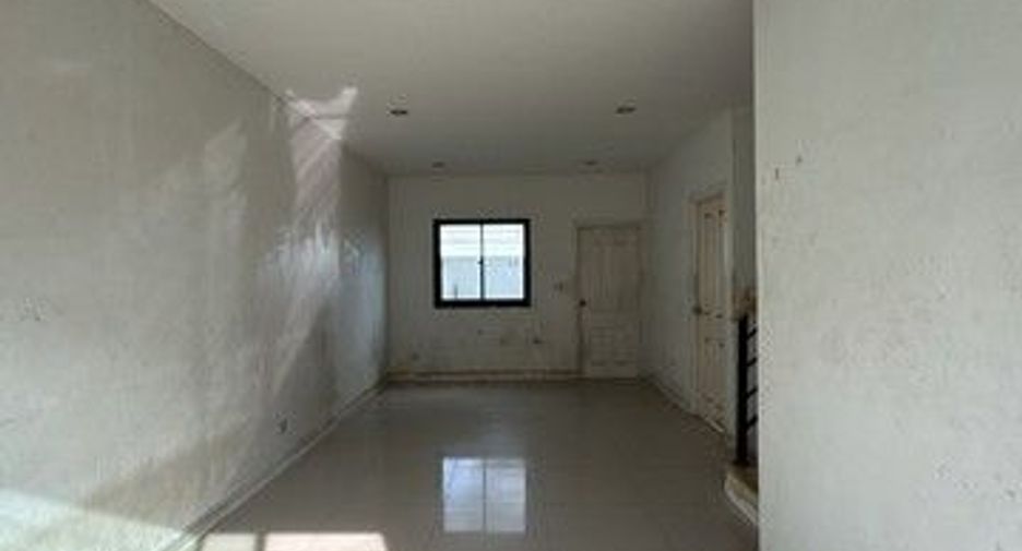 For sale 3 bedrooms townhouse in Ban Bueng, Chonburi