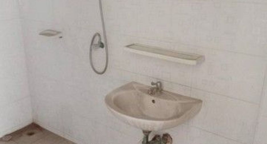 Gewerbefläche zum Kauf mit 2 Zimmer in Ban Bueng, Chonburi