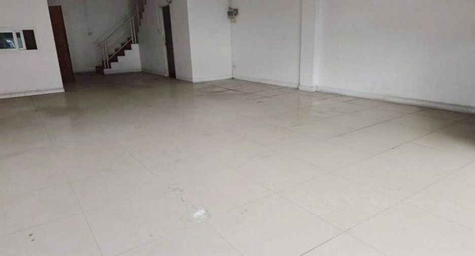 Gewerbefläche zum Kauf mit 2 Zimmer in Ban Bueng, Chonburi