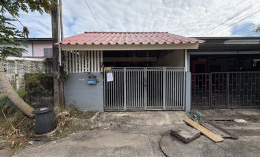 À vendre 2 chambres maison de ville à Krathum Baen, Samut Sakhon