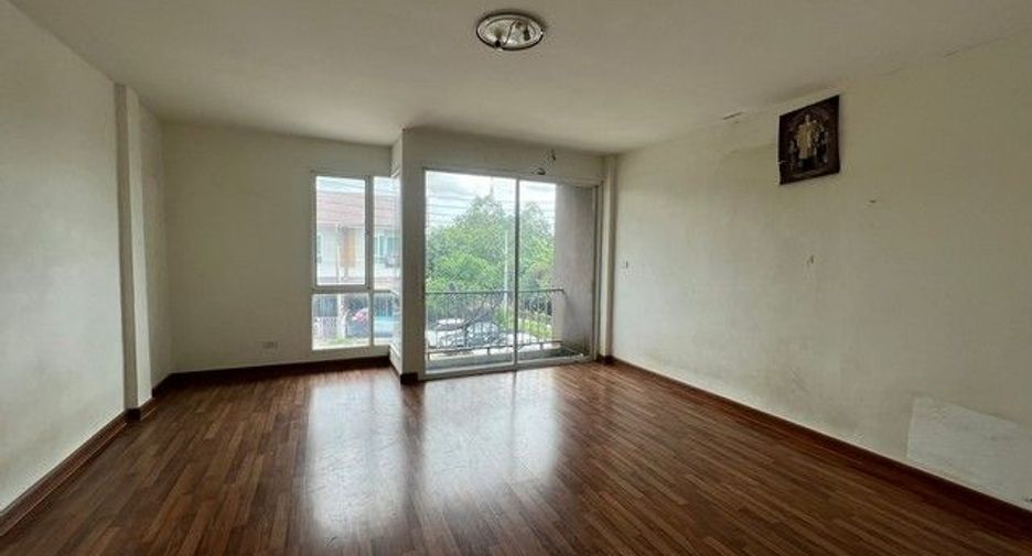 Casa adosada en venta de 2 habitaciones en Ban Bueng, Chonburi