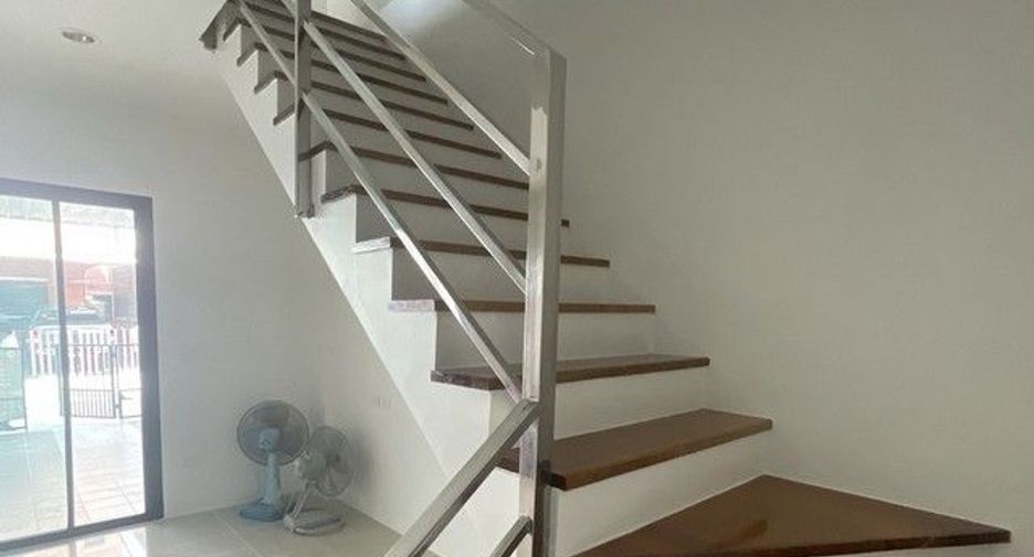 For sale 2 ベッドルーム townhouse in Ban Bueng, Chonburi