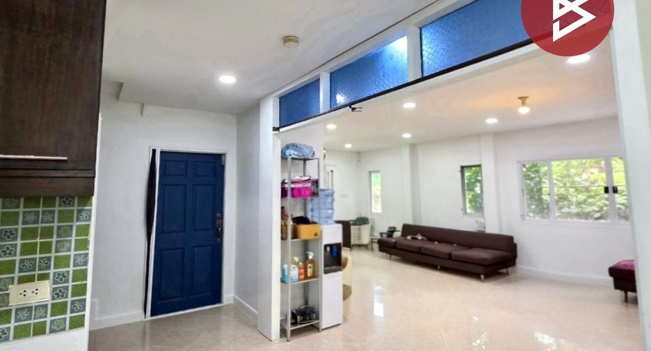 Casa adosada en venta de 3 habitaciones en Nong Chok, Bangkok