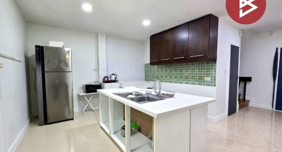 Casa adosada en venta de 3 habitaciones en Nong Chok, Bangkok