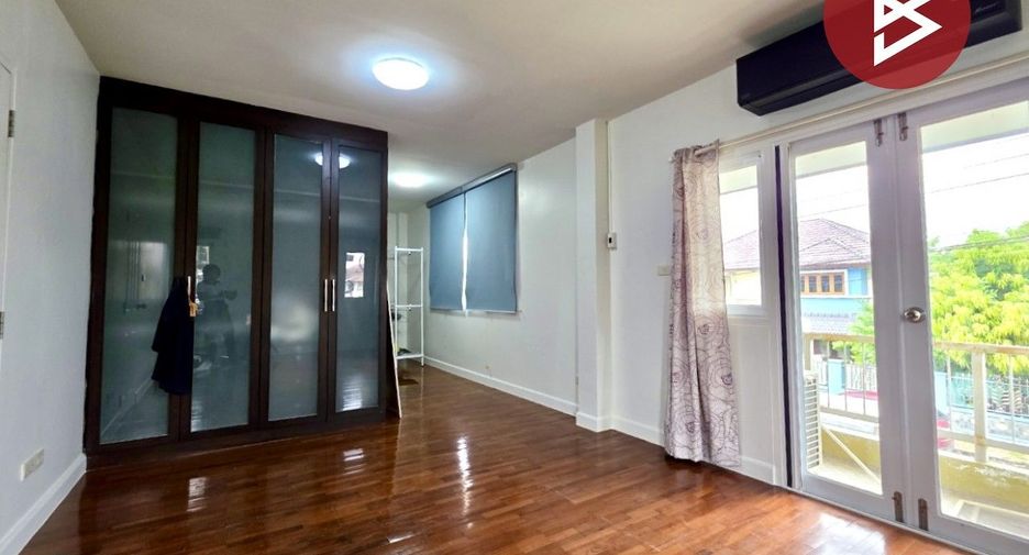 Casa adosada en venta de 3 habitaciones en Nong Chok, Bangkok