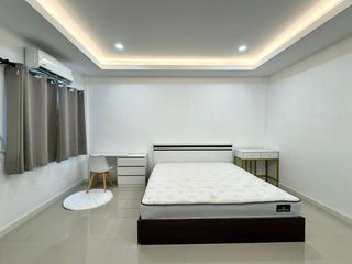 Casa adosada en alquiler de 2 habitaciones en Phra Khanong, Bangkok