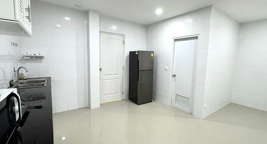 Casa adosada en alquiler de 2 habitaciones en Phra Khanong, Bangkok