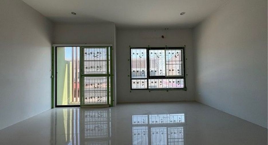 Casa adosada en venta de 2 habitaciones en Pluak Daeng, Rayong