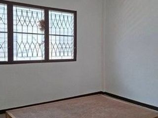 For rent 2 bedrooms townhouse in Saphan Sung, Bangkok