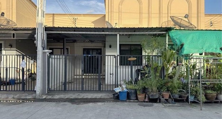 À vendre 2 chambres maison de ville à Ban Khai, Rayong